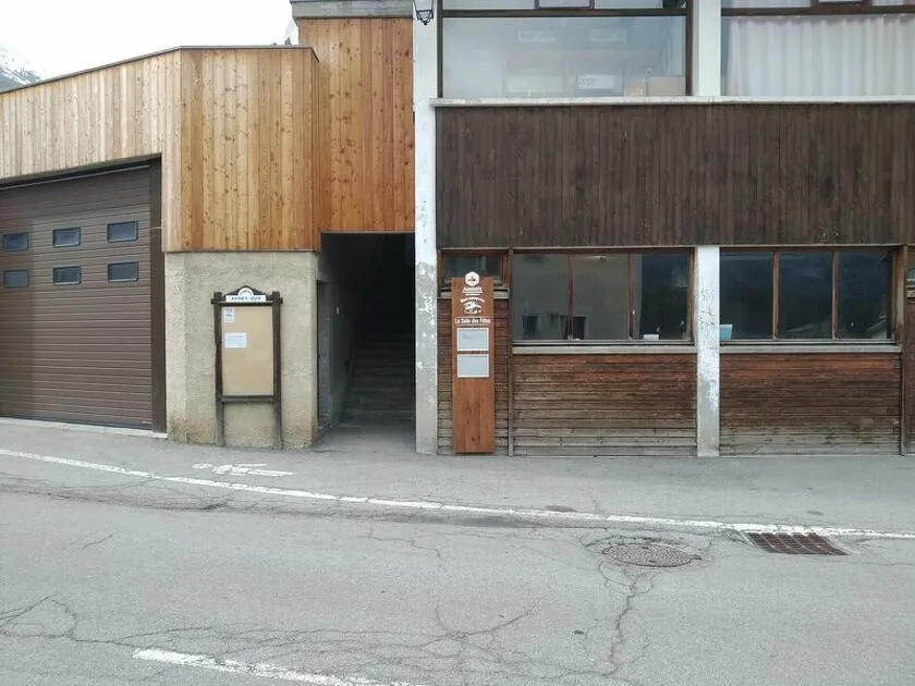 Bus stop N°606 : Salle des Fêtes - C. Mougel - CCHMV