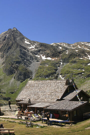 Refuge de la Dent Parrachée à Aussois en été