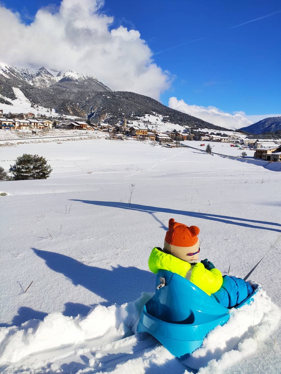 © Enfant sur une luge avec vue sur Aussois - Alexia Lombard - OT HMV