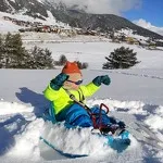 © Enfant sur une luge avec vue sur Aussois - Alexia Lombard - OT HMV