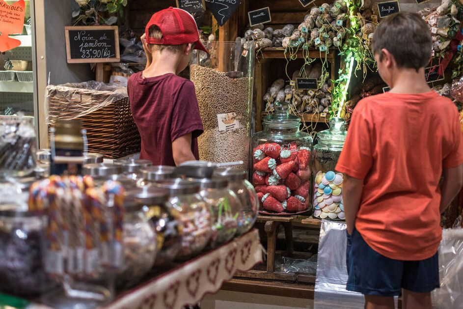 © Enfants devant un stand de marché - A.Pernet