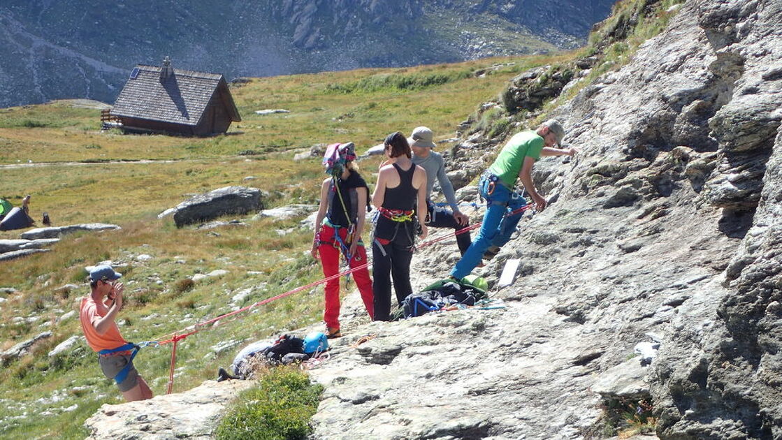 Groep klimmers op de klimroutes bij de toevluchtsoord Dent Parrachée - Caroline Menon Mairie Aussois