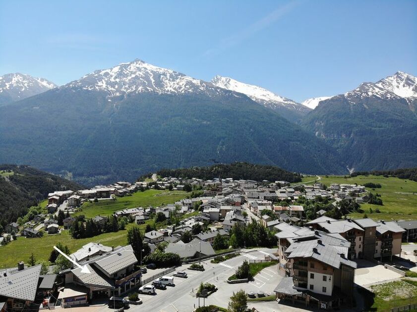 © Vue été sur le village et le magasin Léon sports à Aussois - Léon Sports Aussois