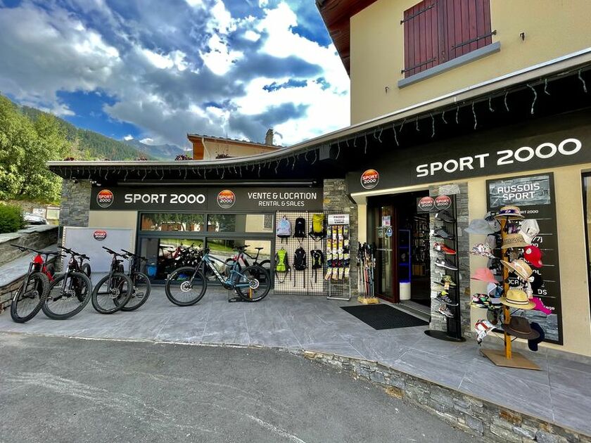 © Vue extérieure du magasin Sport 2000 à Aussois été - Sport 2000 Aussois