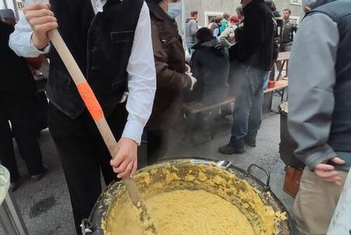 Repas traditionnel sur la place