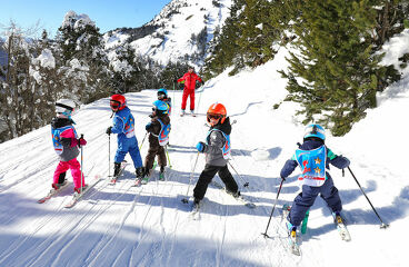 © Moniteur de ski et skieurs - Studio Viart