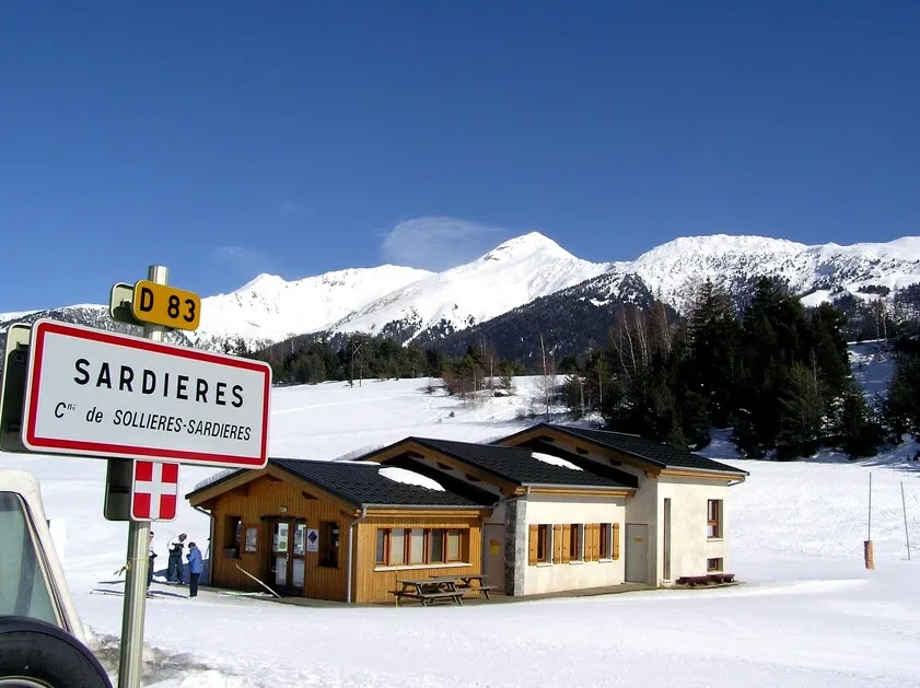 © Chalet nordique, salle hors sac sur le domaine nordique d'Aussois-Val Cenis Sardières - OT HMV