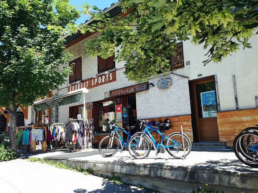 © Devanture été magasin Everest Sports-Go Sport Montagne à Aussois - OT HMVT