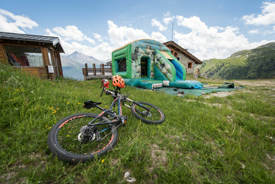 © Jeu gonflable sommet télésiège du Grand Jeu à Aussois - Alban Pernet