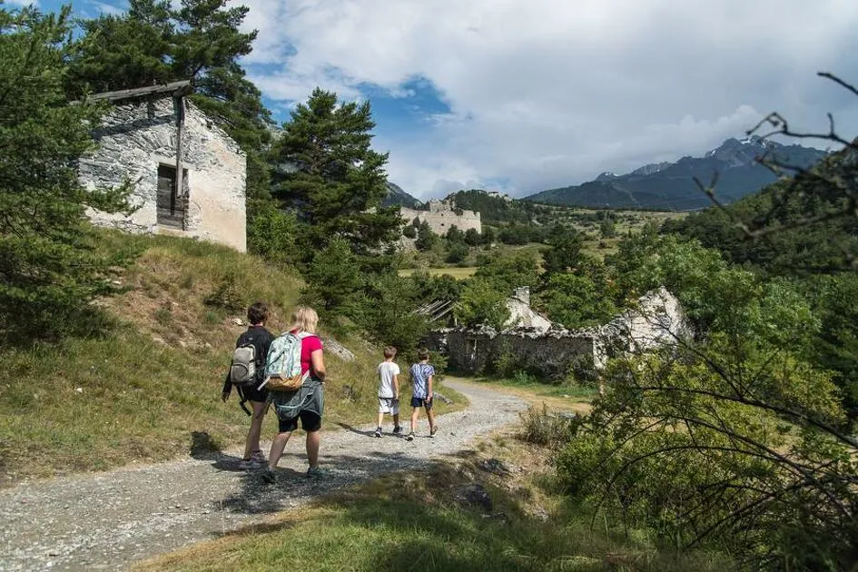 © Famille de randonneurs en direction du fort Victor Emmanuel - A. Pernet