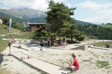 © Minigolf en famille à Aussois - MO. Arc en ciel Photos - OT AUSSOIS