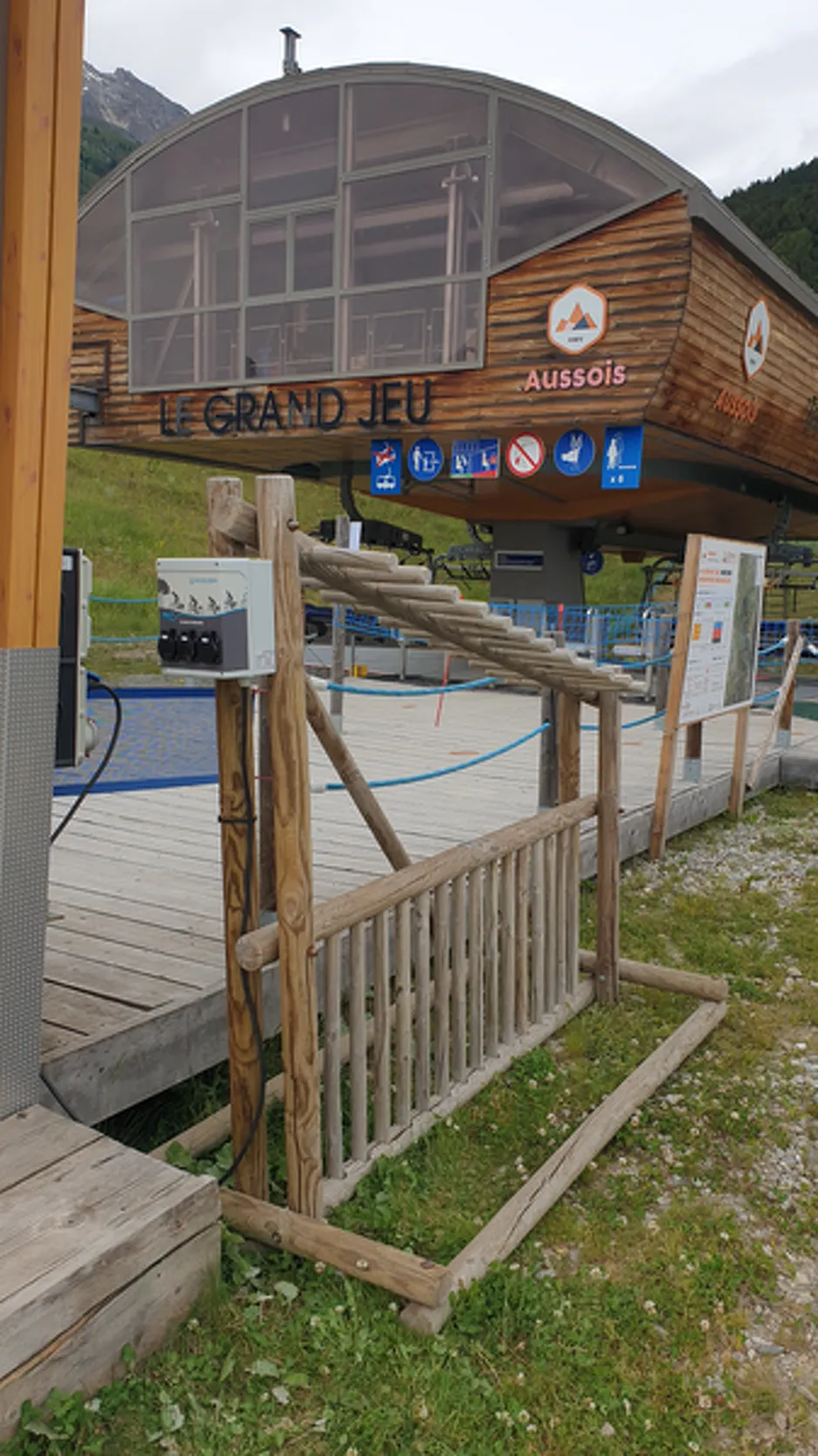 © Borne de recharge et rack à vélo au télesiege du Grand Jeu - OTHMV