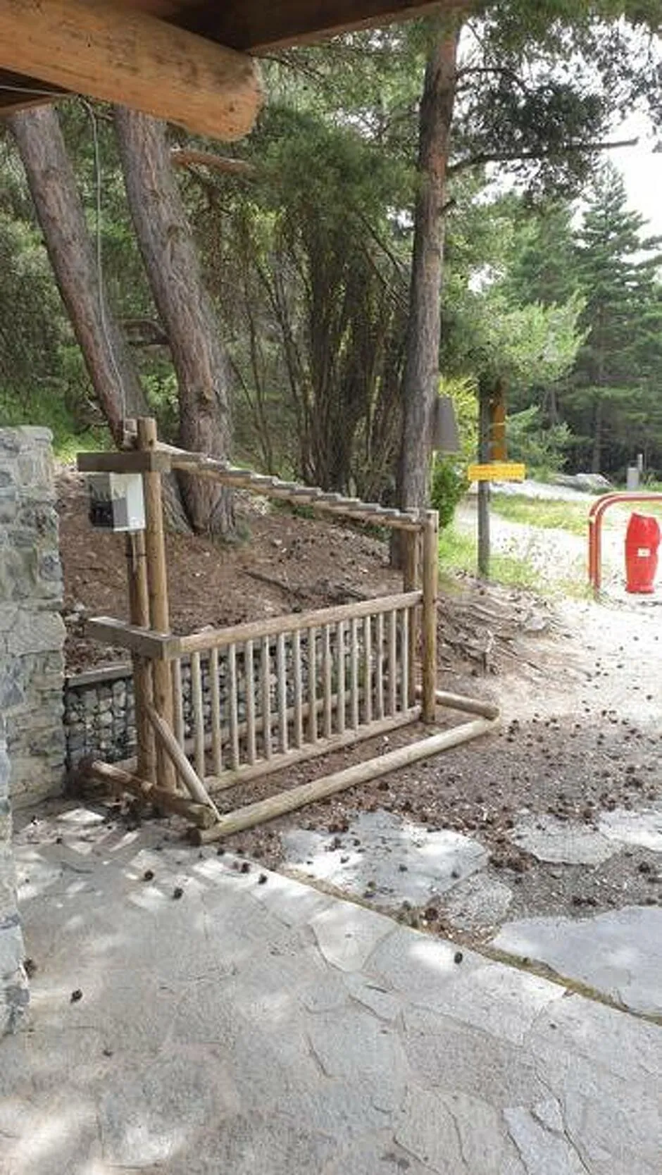 © Borne de recharge et rack à vélo à côté des toilette du fort Victor Emanuel - OTHMV