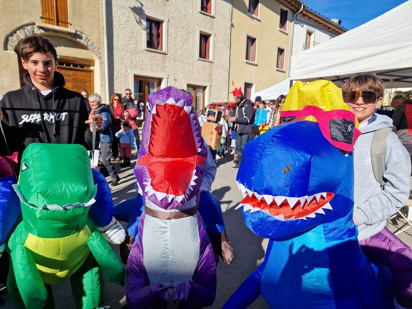 © Le grand défilé de carnaval à Aussois - A lombard