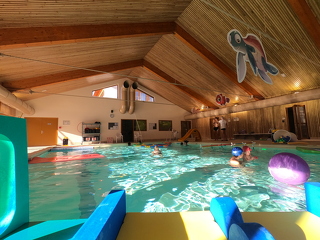 © Bébés nageurs Piscine Aussois - Société Parrachée Vanoise - Anaïs Armenjon