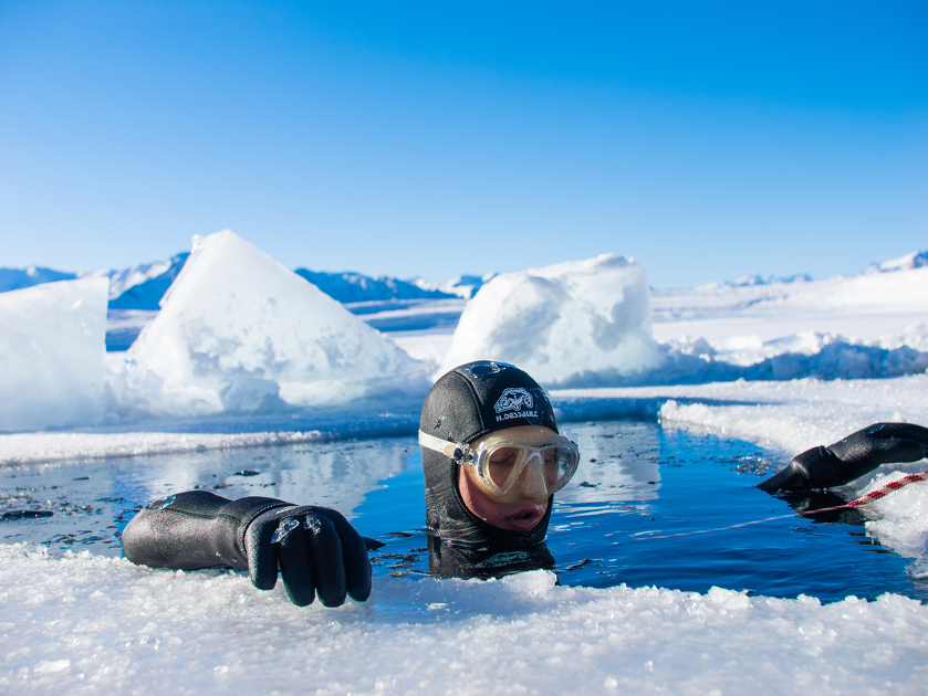 © Démonstration de plongée sous glace en apnée_Aussois - D. Cuvelier