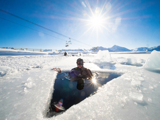 © Démonstration de plongée sous glace en apnée_Aussois - D. Cuvelier