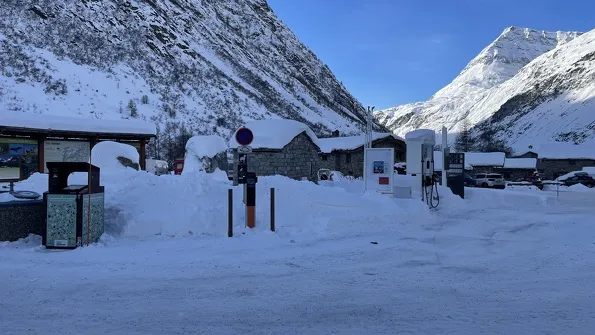 Electric vehicle charging station