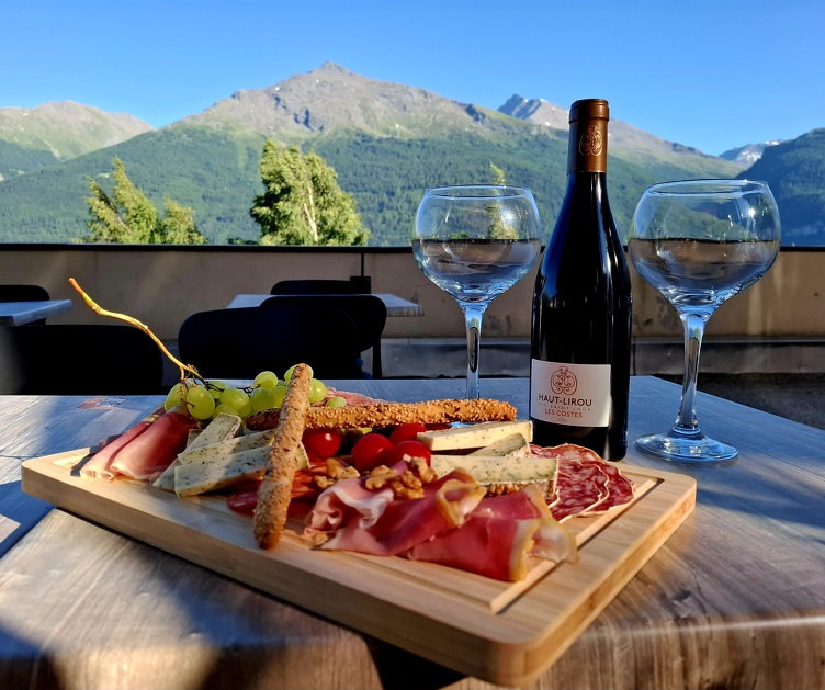 © Bar à vin Le Fleuri Liège à Aussois - Fleur Favre