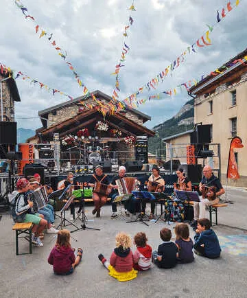 © Apéro-Concert avec le groupe Accord'Oé_Aussois - Apéro-Concert avec le groupe Accord'Oé_Aussois