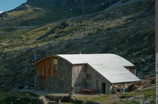 Meeting at the Fond D&#039;Aussois refuge with a PNV guard